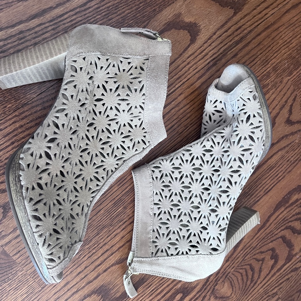 Browns Ankle Boots 
Booties tan size 38 new